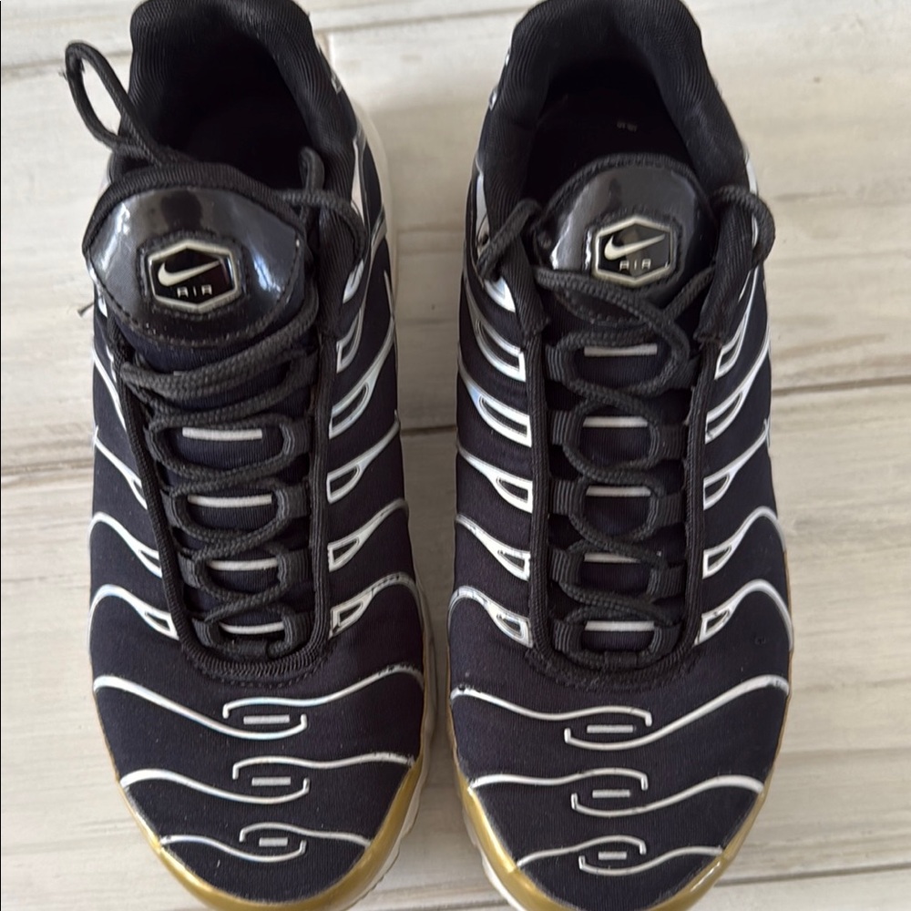 Nike Black and White Sneakers with Iconic Wavy Overlays